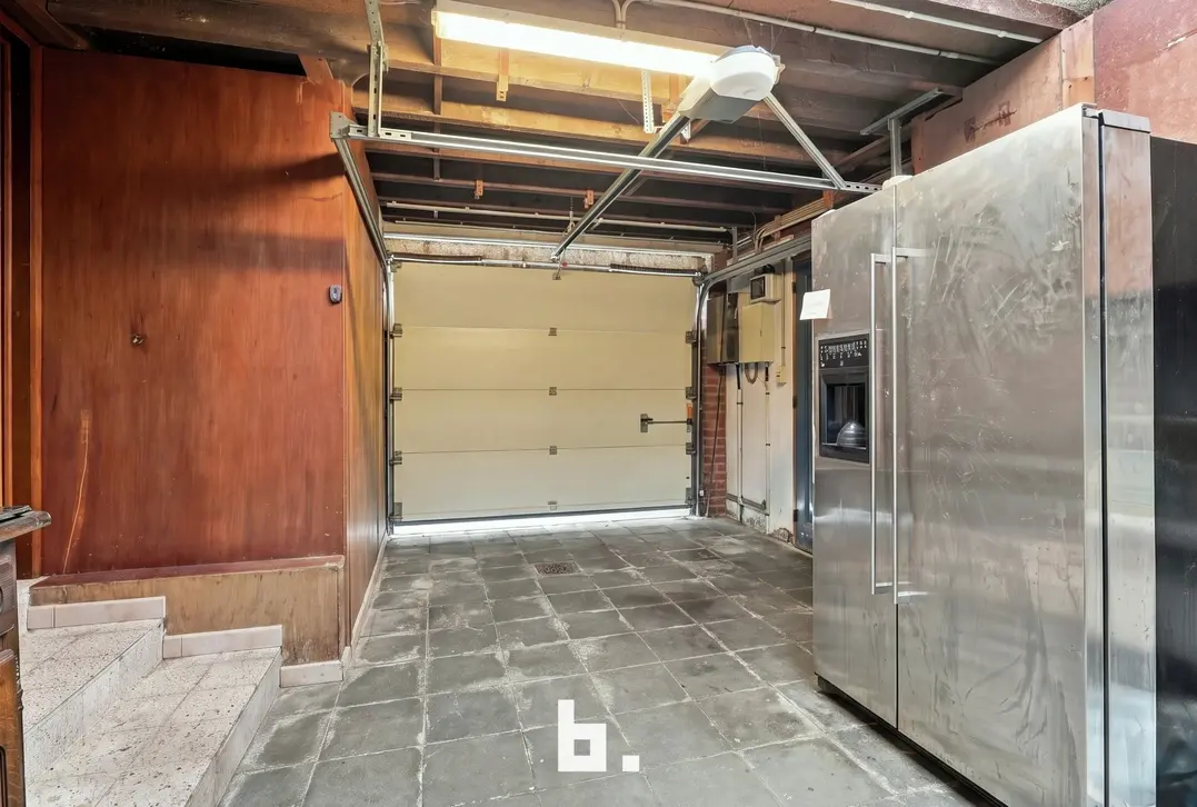 Halfopen woning met 3 slaapkamers, garage en 5 extra garages nabij het Sterrebos - Roeselare