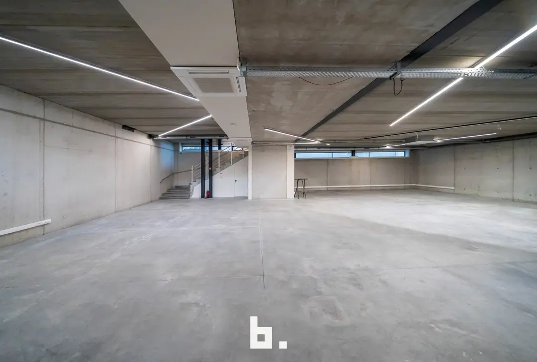 vlot bereikbaar comm gebouw met private tuin  - Zedelgem