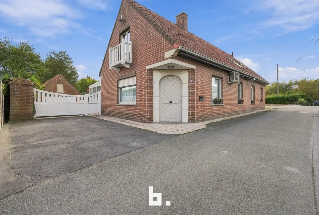Ruime woning met 5 slaapkamers en veelzijdige loods met tal van mogelijkheden - Staden