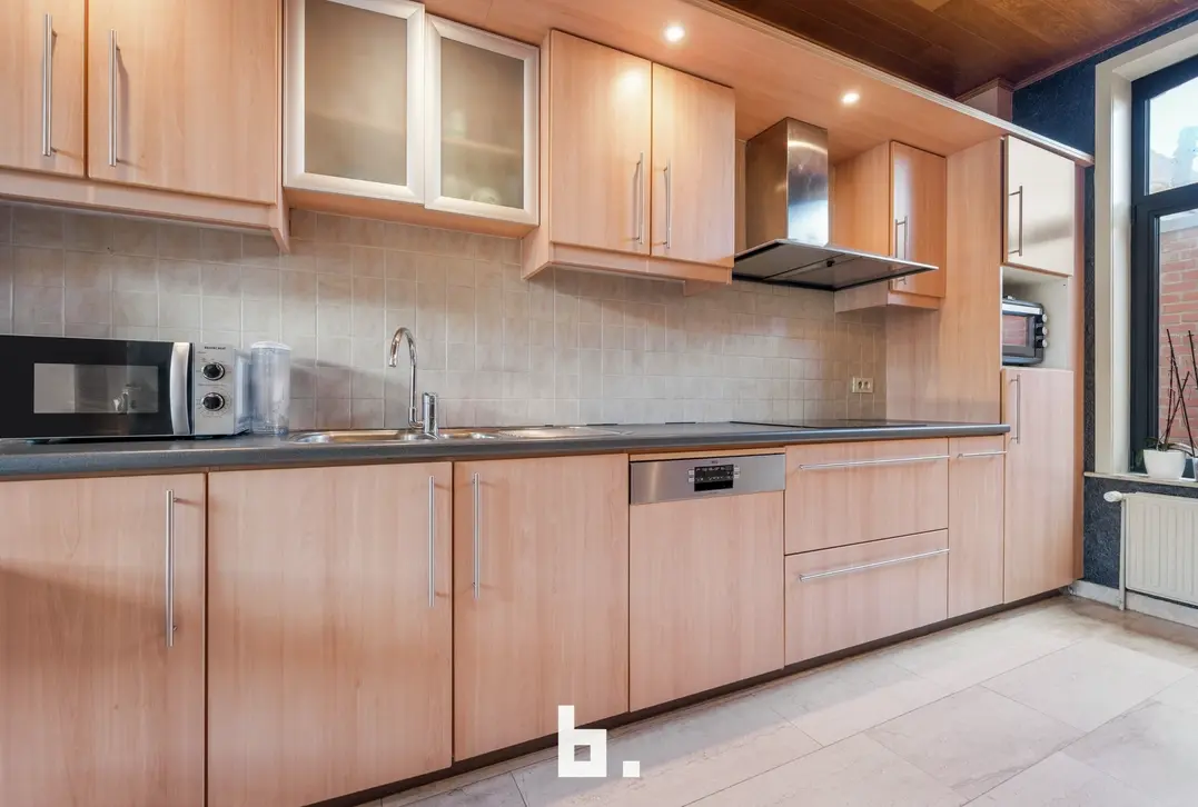 Opbrengsteigendom met 2 appartementen, handelsruimte en 2 garages in Sint-Andries - Sint-Andries