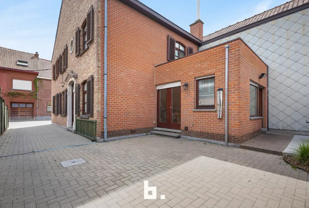 Ruime halfopen bebouwing met 4 slaapkamers, oprit en dubbele garage. - Wevelgem