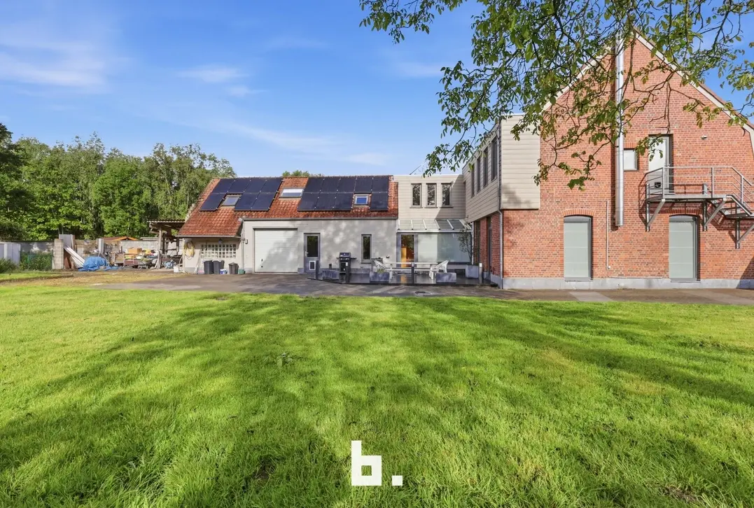 Uitzonderlijk ruime woning met opbrengsteigendom en multifunctionele ruimtes - Kortrijk