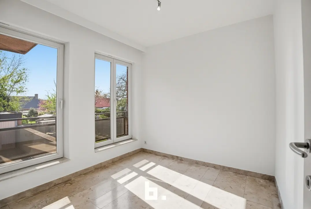 Lichtrijk appartement met twee terrassen en zicht op het Park van de Walle in Roeselare - Roeselare