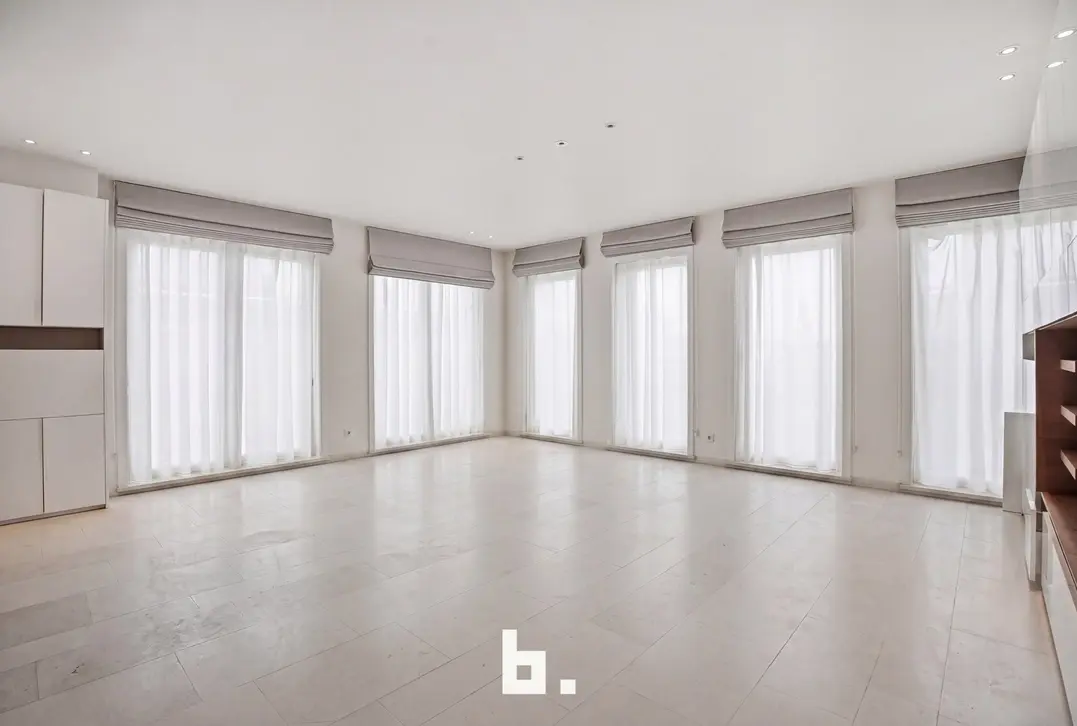 Unieke combinatie: Feestzaal met ruim appartement en grote parking te koop te Izegem! - Izegem