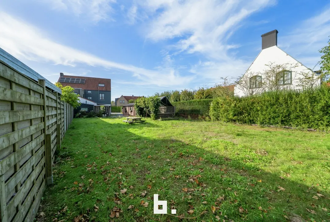 Te renoveren halfopen bebouwing 600m²met ruime tuin en garage op uitstekende ligging. - Sint-Andries