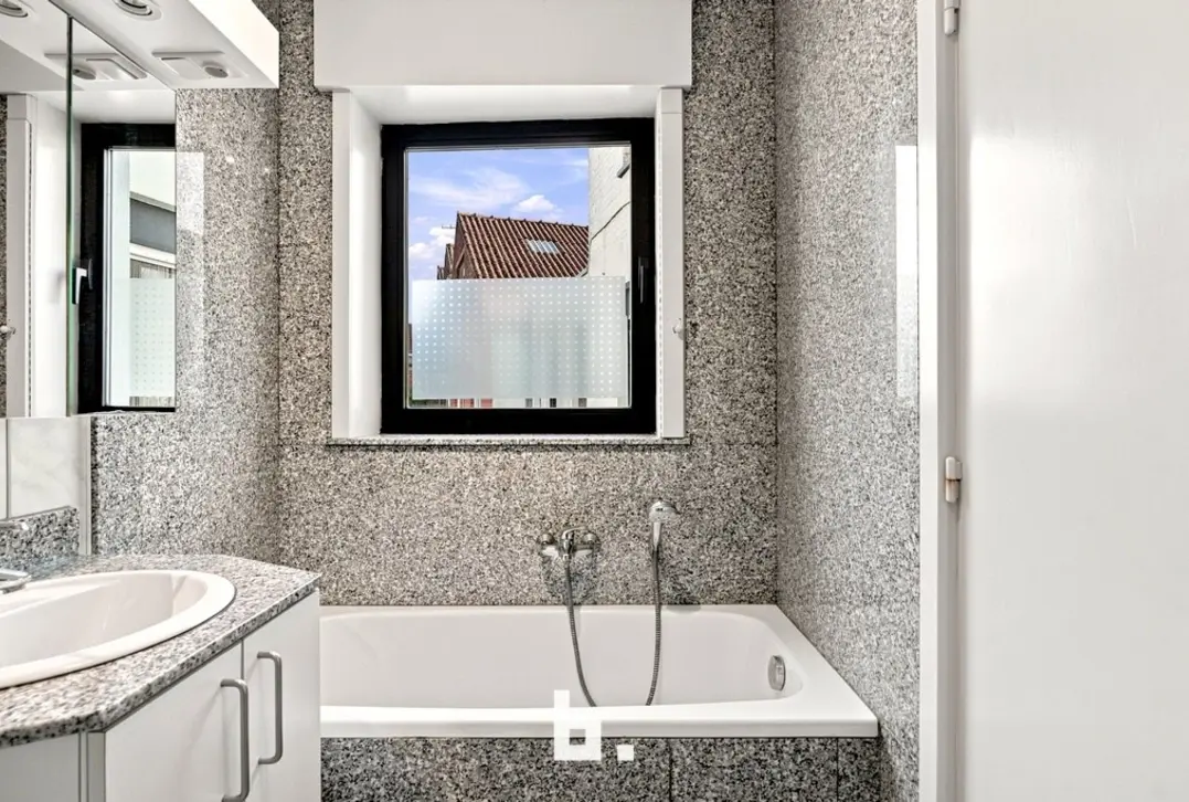 Verrassend ruime woning met 4 slaapkamers en een loods.  - Izegem