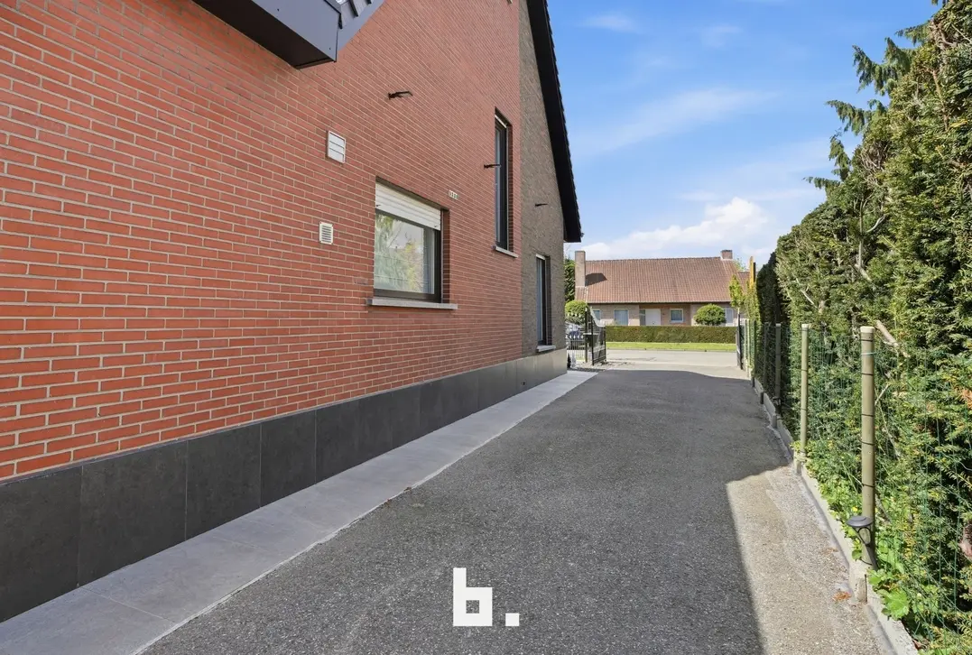 Ruime en veelzijdige woning met atelier op topligging in Izegem - Izegem