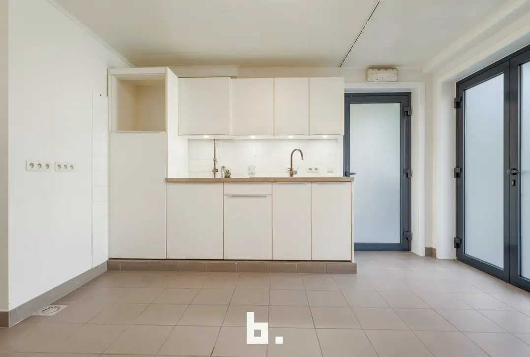 Opbrengsteigendom met 2 appartementen, handelsruimte en 2 garages in Sint-Andries - Sint-Andries