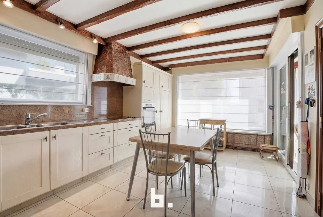Ruime en veelzijdige woning met atelier op topligging in Izegem - Izegem