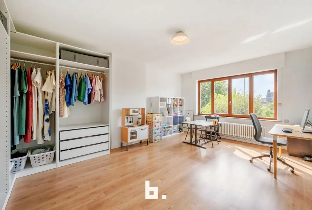 Ruime gerenoveerde bel-etagewoning met 4 slaapkamers, garage en tuin in hartje Roeselare - Roeselare