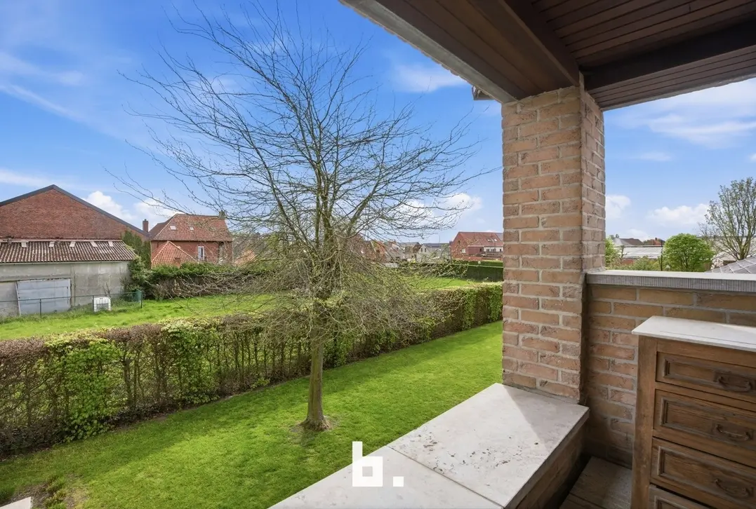 Unieke combinatie: Feestzaal met ruim appartement en grote parking te koop te Izegem! - Izegem