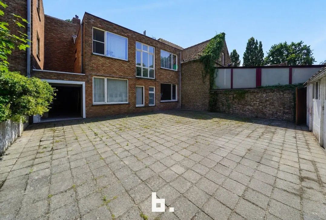 Opbrengsteigendom bestaande uit appartement en handels gelijkvloers. - Jabbeke