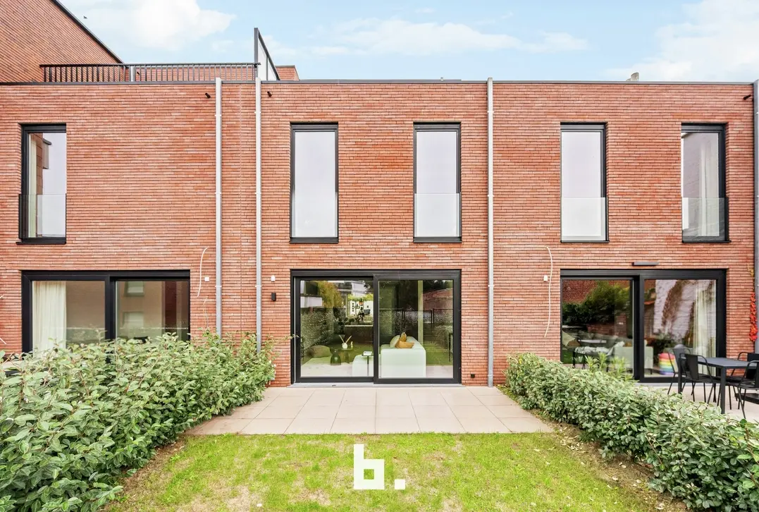 Volksplein 18B, 8500 Kortrijk - €444.852,64 - Instapklare nieuwbouwwoning met 5 slaapkamers, tuin, dakterras en garagebox in hartje Kortrijk!