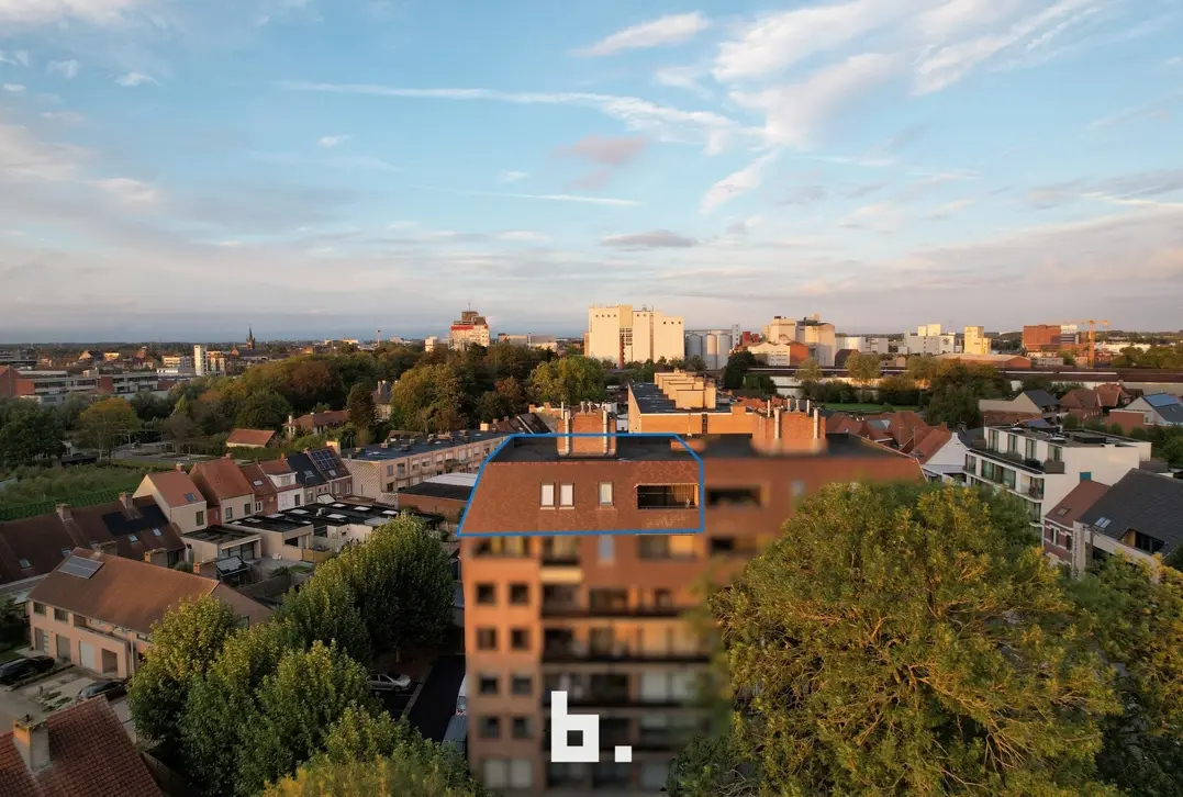 Uniek groot dakappartement met 4 kamers en autostaanplaats - Roeselare