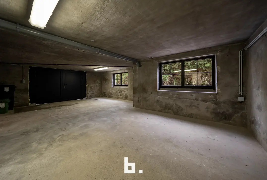 Een karaktervolle villa in uitgesproken cottagestijl, waar authentieke architectuur en hedendaags wooncomfort harmonieus samenkomen. De woning wordt omgeven doo - Oostkerke