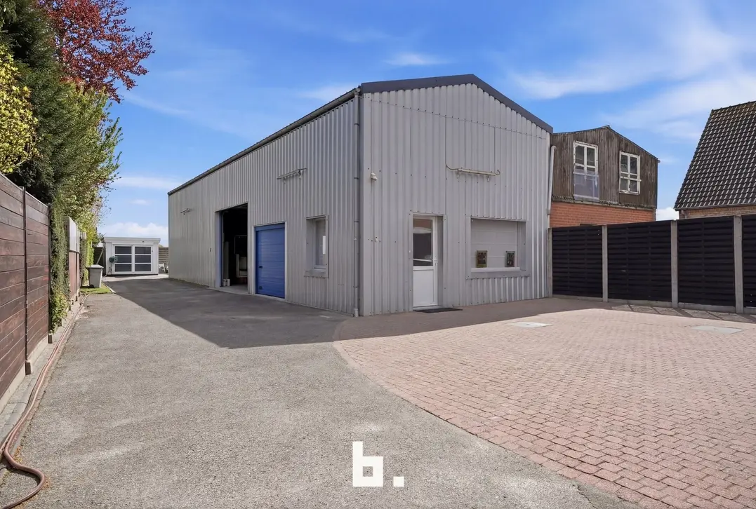 Ruime en veelzijdige woning met atelier op topligging in Izegem - Izegem