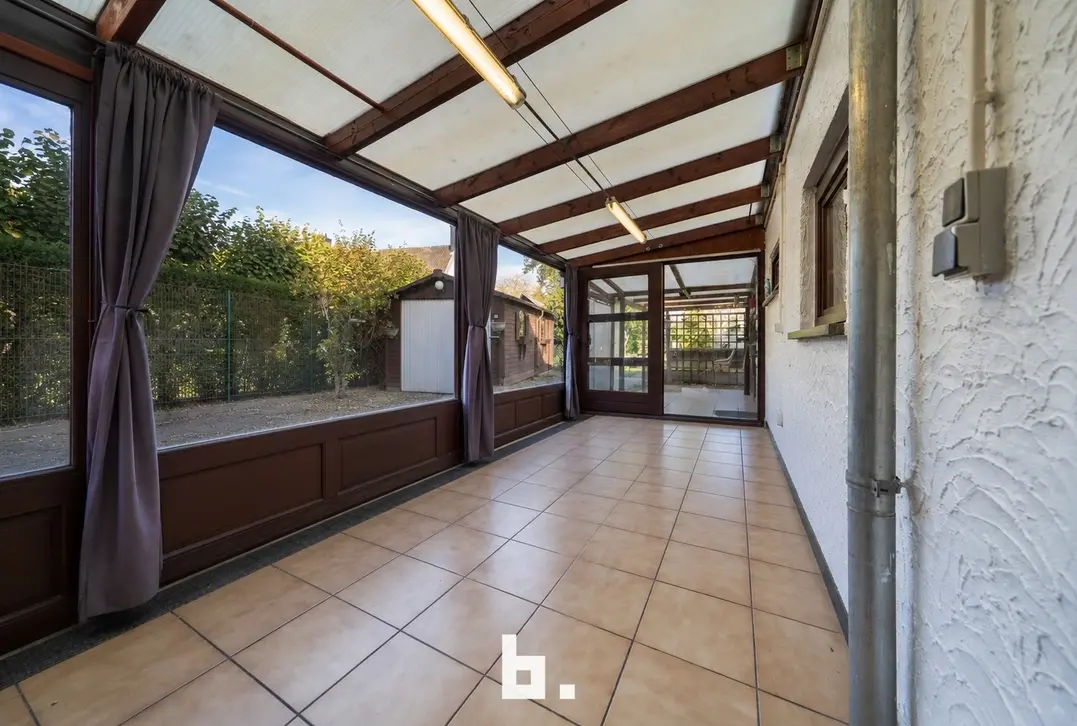 Te renoveren halfopen bebouwing 600m²met ruime tuin en garage op uitstekende ligging. - Sint-Andries