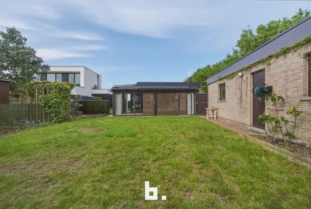 Ruime gelijkvloerse villa op 757 m² met dubbele garage en zonnige tuin - Roeselare