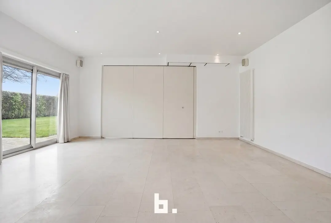 Unieke combinatie: Feestzaal met ruim appartement en grote parking te koop te Izegem! - Izegem