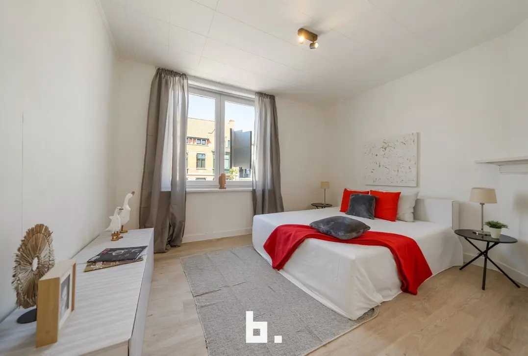 Karaktervolle halfopen gezinswoning met 3 slaapkamers, garage en zonnige tuin te Brugge - Brugge
