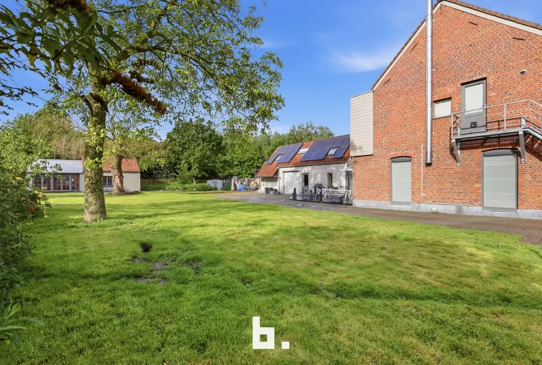 Uitzonderlijk ruime woning met opbrengsteigendom en multifunctionele ruimtes - Kortrijk