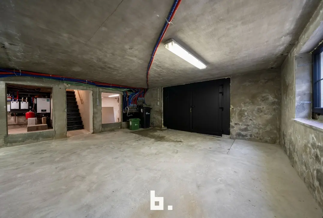 Een karaktervolle villa in uitgesproken cottagestijl, waar authentieke architectuur en hedendaags wooncomfort harmonieus samenkomen. De woning wordt omgeven doo - Oostkerke
