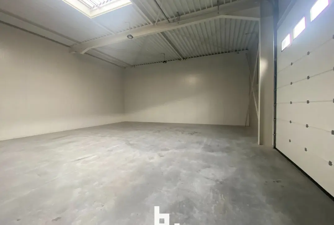 Loods nabij de expresweg en stadsring van Brugge  - Brugge