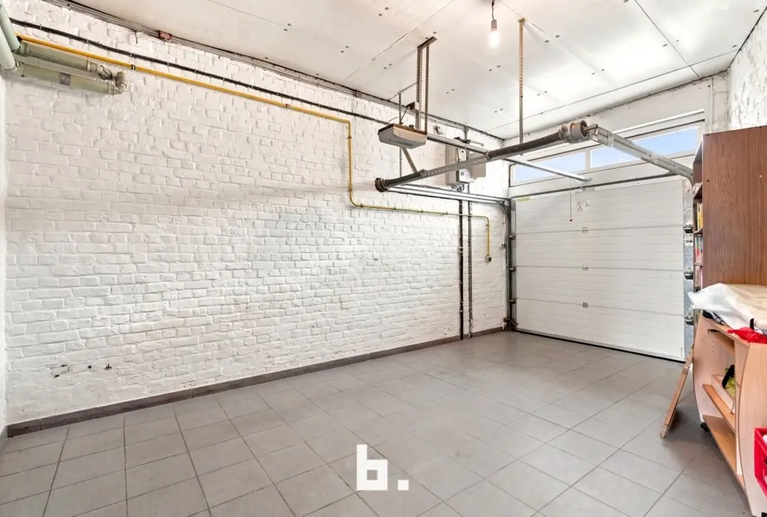 Verrassend ruime woning met 4 slaapkamers en een loods.  - Izegem