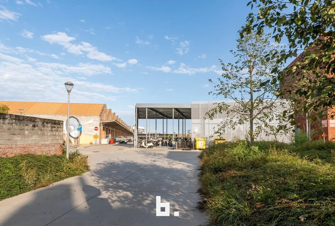  Interessante investering: 3 verhuurde studentenkamers met private badkamer op toplocatie in Kortrijk! - Kortrijk