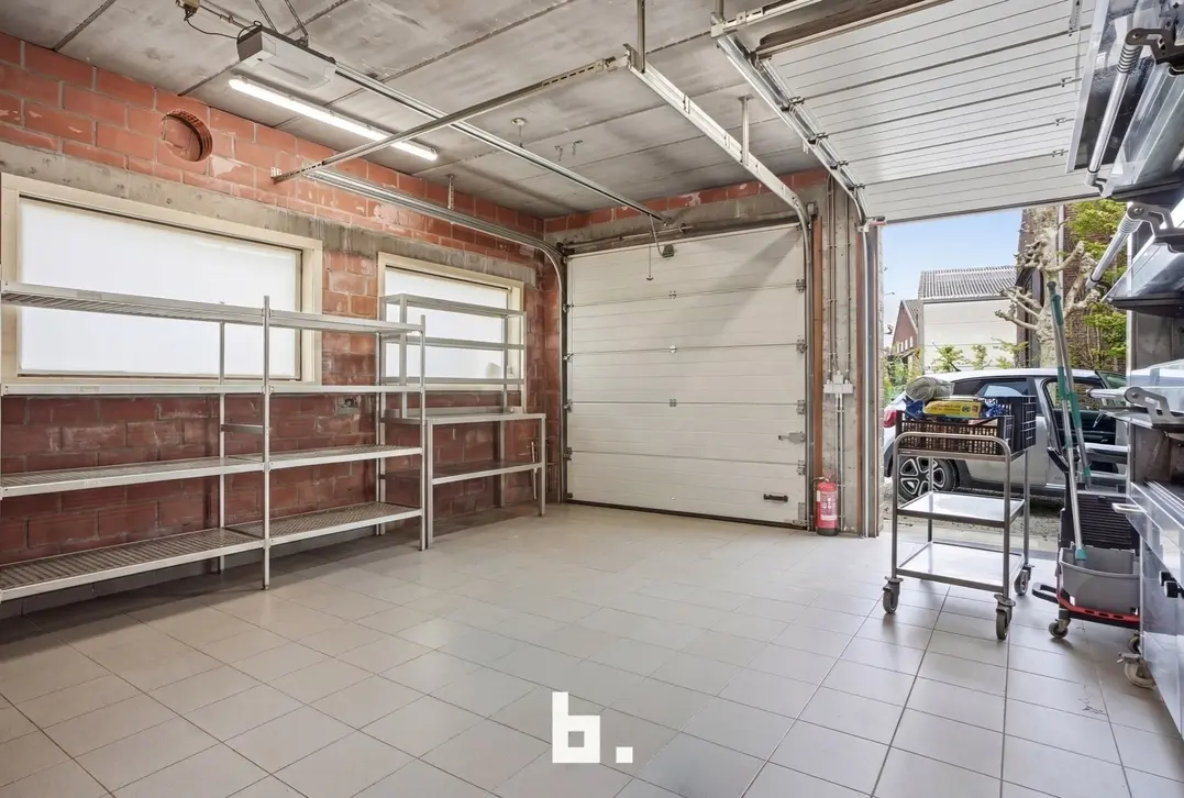 Unieke combinatie: Feestzaal met ruim appartement en grote parking te koop te Izegem! - Izegem