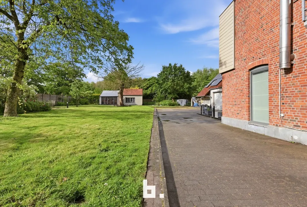 Uitzonderlijk ruime woning met opbrengsteigendom en multifunctionele ruimtes - Kortrijk