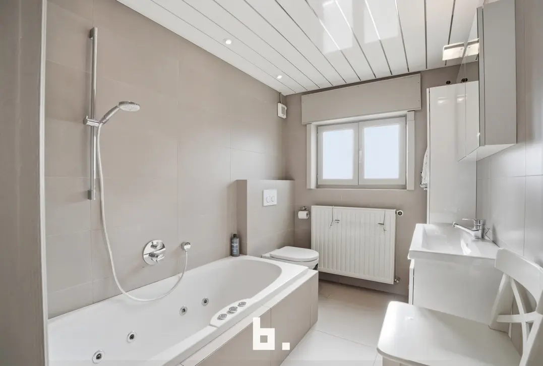 Halfopen gezinswoning met tuin, oprit en garage - Kortrijk - €315.000