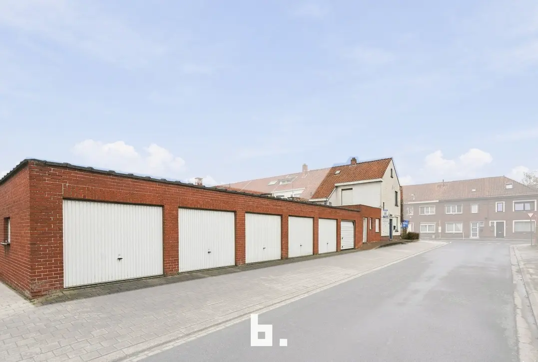 Halfopen woning met 3 slaapkamers, garage en 5 extra garages nabij het Sterrebos - Roeselare