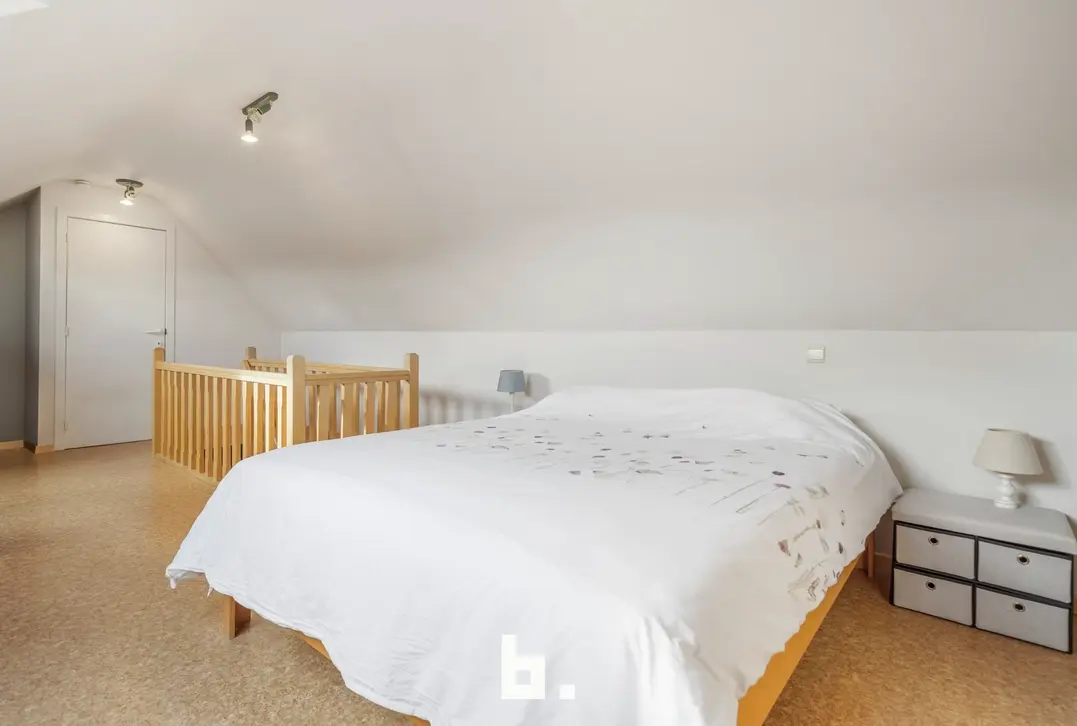 Opbrengsteigendom met 2 appartementen, handelsruimte en 2 garages in Sint-Andries - Sint-Andries