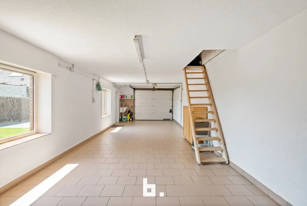 Volledig instapklare woning met ruime loods/garage en zongerichte tuin - Hooglede