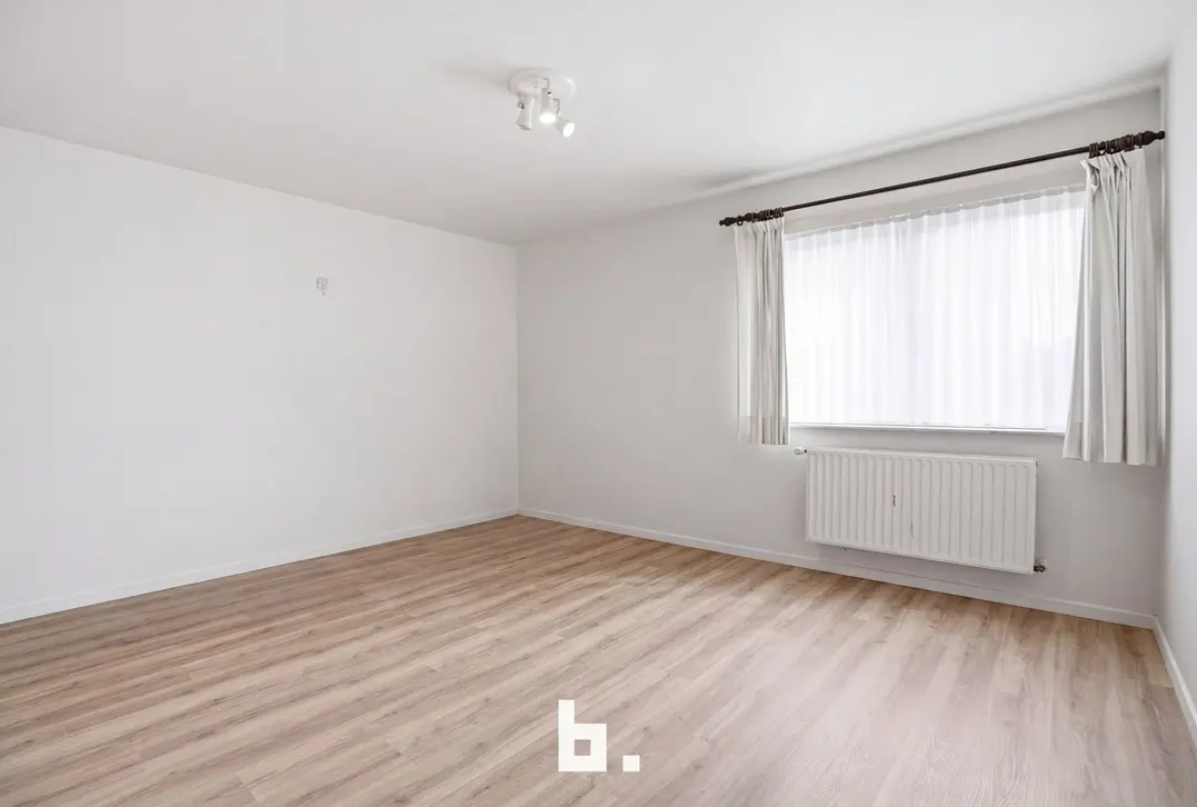 Unieke combinatie: Feestzaal met ruim appartement en grote parking te koop te Izegem! - Izegem