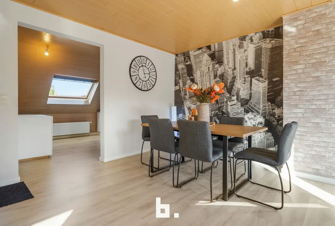 Opbrengsteigendom met 2 appartementen, handelsruimte en 2 garages in Sint-Andries - Sint-Andries