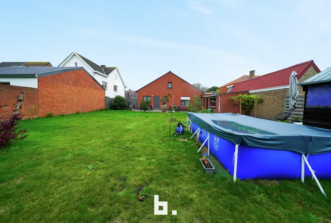 Gelijkvloerse woning met garage, 2 slaapkamers en ruime tuin - Veldegem