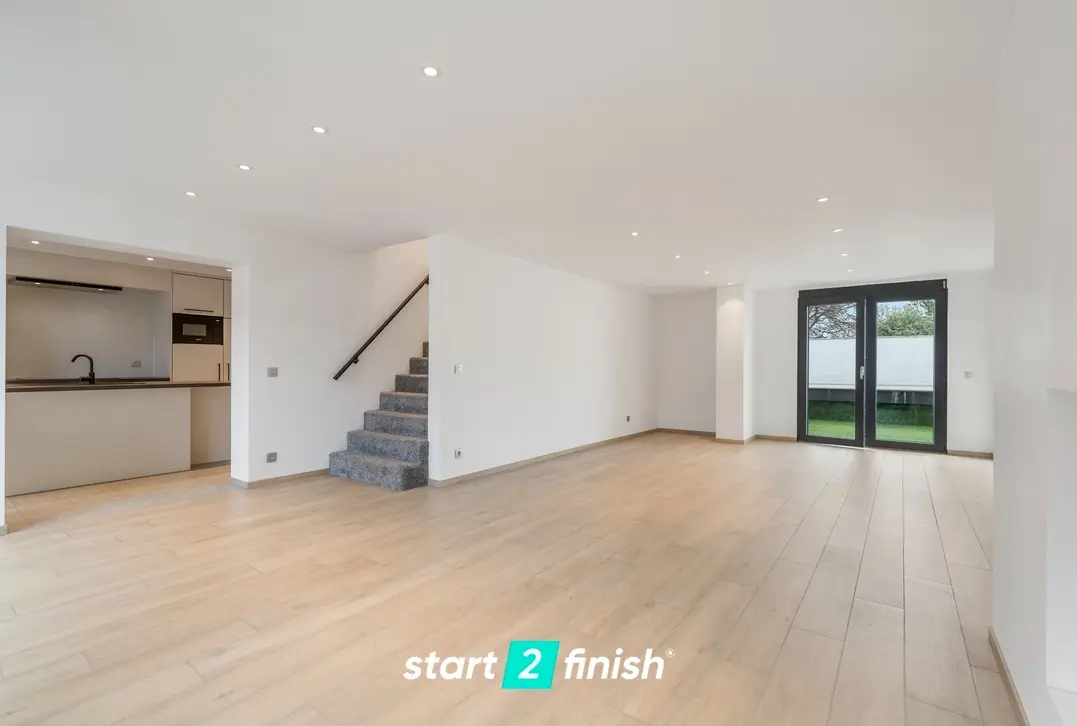 Prachtig gerenoveerd duplexappartement met groot terras en 4 kamers-Wevelgem-€275.000