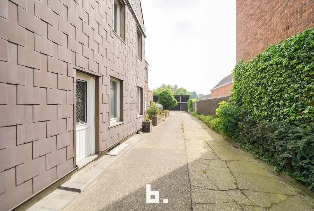 Zeer ruime halfopen woning met meerdere garages en tuin - Tielt