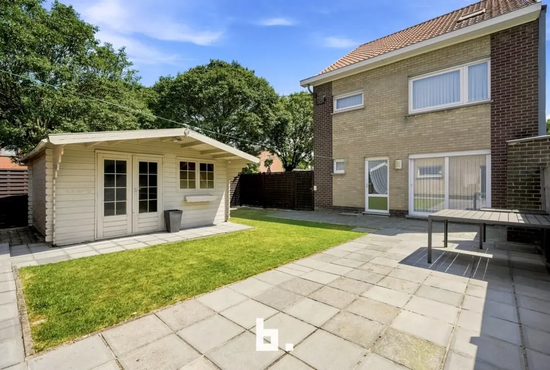 Ruime gezinswoning met 5 slaapkamers en tuin - Roeselare