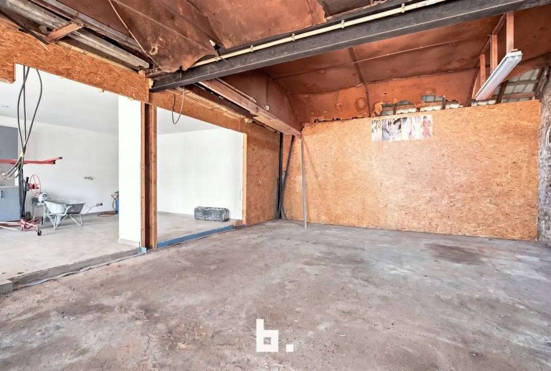 Unieke opportuniteit! Magazijn met mogelijkheid tot aankoop van 2 Appartementen.  - Roeselare