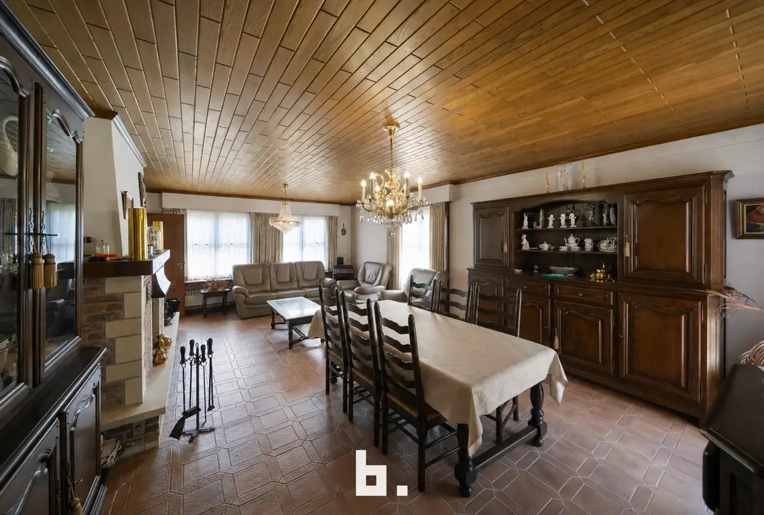 Oedelem licht op te frissen villa met veel volume en uitbreidingsmogelijkheid in het dak  - Oedelem