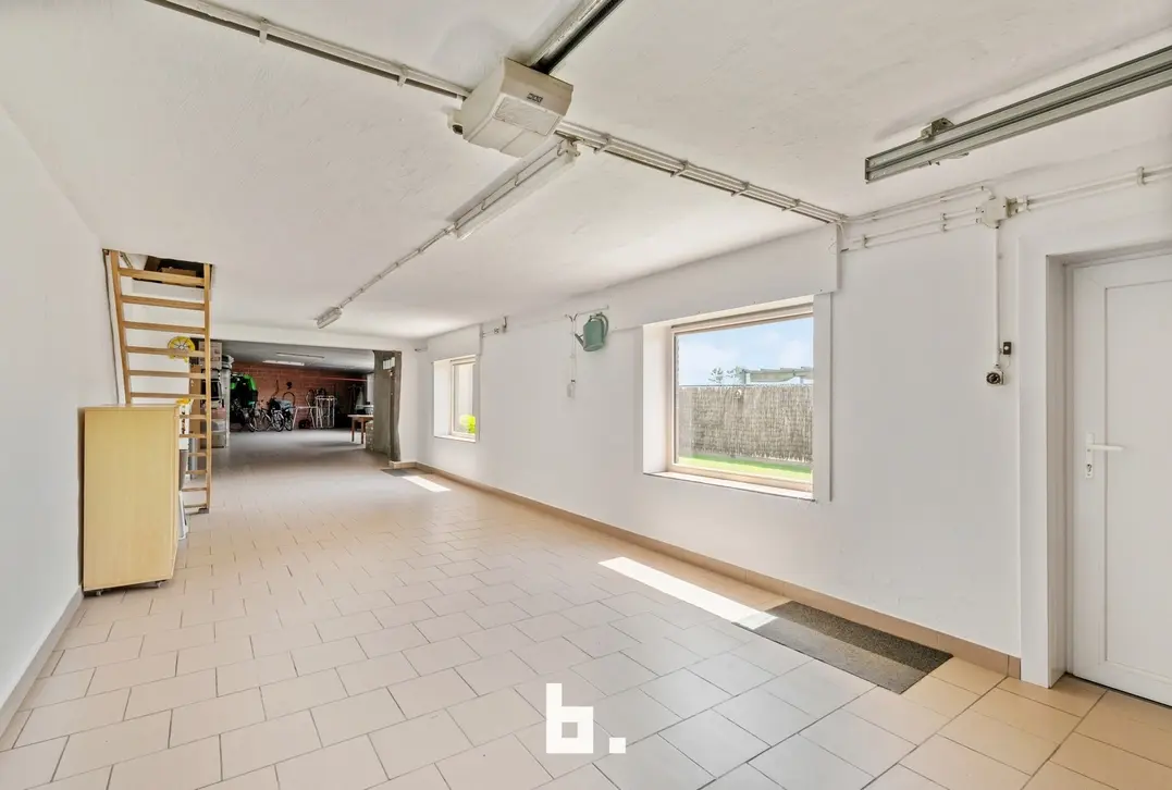 Volledig instapklare woning met ruime loods/garage en zongerichte tuin - Hooglede