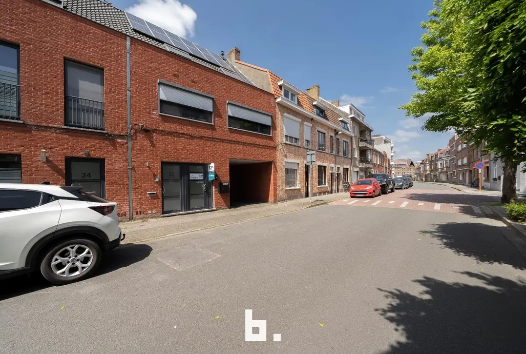 Aantrekkelijke handels- of kantoorruimte met tuintje op toplocatie te Sint-Andries - Sint-Andries