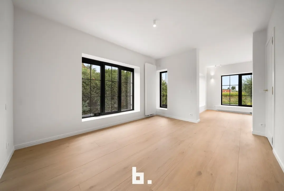 Een karaktervolle villa in uitgesproken cottagestijl, waar authentieke architectuur en hedendaags wooncomfort harmonieus samenkomen. De woning wordt omgeven doo - Oostkerke