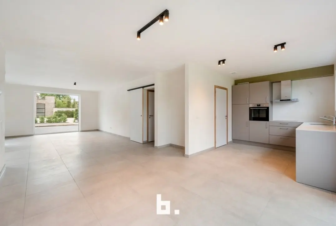 Ruime nieuwbouwwoning met 4 slaapkamers, garage en mooi afgewerkte tuin - Roeselare
