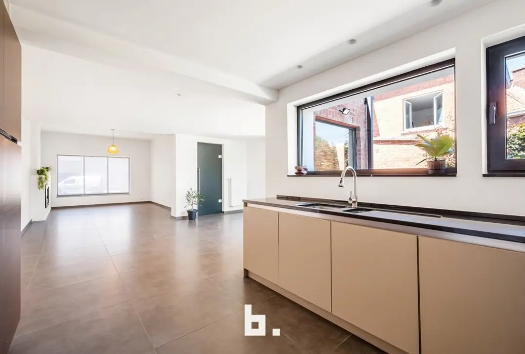 Instapklare halfopen bebouwing met 4 slaapkamers en garage! - Roeselare