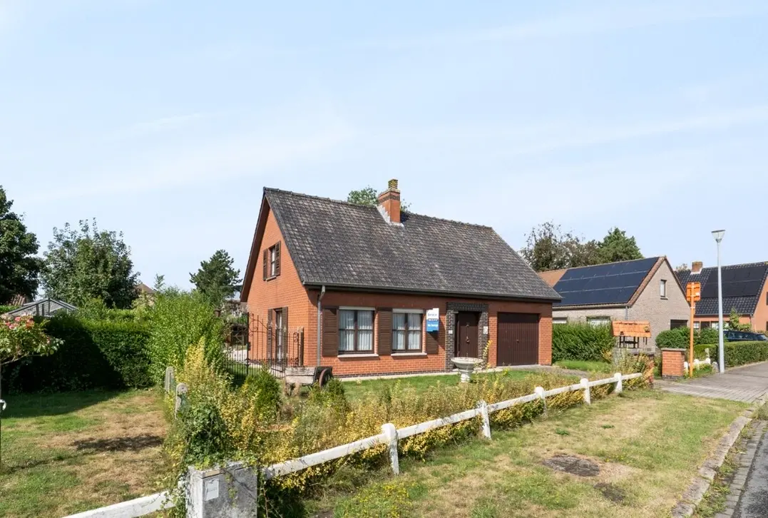 Oedelem licht op te frissen villa met veel volume en uitbreidingsmogelijkheid in het dak  - Oedelem