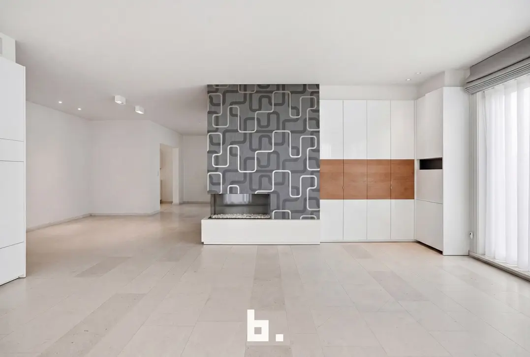 Unieke combinatie: Feestzaal met ruim appartement en grote parking te koop te Izegem! - Izegem